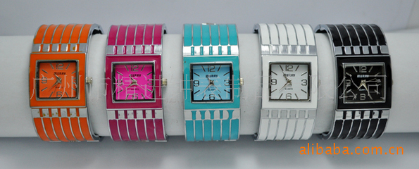 新款彩色亚克力手镯手表 时尚与实用的完美结合